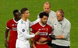 [ẢNH] Ronaldo cáu tiết vì bị fan cuồng phá ngang khi đang chuẩn bị ghi bàn