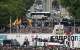 [ẢNH] Choáng ngợp với biển người trong lễ rước cúp vô địch hoành tráng của Real Madrid