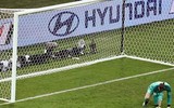 [ẢNH] Bắt như nghiệp dư, thủ môn De Gea bị so sánh với 