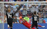 [ẢNH] Maradona phì phèo xì gà, tiếc hùi hụi nhìn Messi sút hỏng 11m