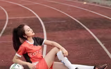 [ẢNH] Vẻ đẹp vạn người mê của fan nữ cầm cờ Việt Nam trên khán đài World Cup 2018