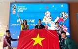 [ẢNH] Vẻ đẹp vạn người mê của fan nữ cầm cờ Việt Nam trên khán đài World Cup 2018