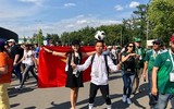 [ẢNH] Vẻ đẹp vạn người mê của fan nữ cầm cờ Việt Nam trên khán đài World Cup 2018