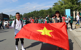 [ẢNH] Vẻ đẹp vạn người mê của fan nữ cầm cờ Việt Nam trên khán đài World Cup 2018