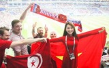 [ẢNH] Vẻ đẹp vạn người mê của fan nữ cầm cờ Việt Nam trên khán đài World Cup 2018