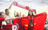 [ẢNH] Vẻ đẹp vạn người mê của fan nữ cầm cờ Việt Nam trên khán đài World Cup 2018