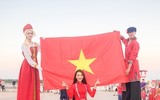 [ẢNH] Vẻ đẹp vạn người mê của fan nữ cầm cờ Việt Nam trên khán đài World Cup 2018