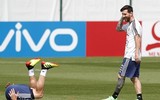 [ẢNH] Gạt mọi áp lực, Messi khoái chí đón sinh nhật trên sân tập, chờ quyết đấu Nigeria