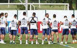 [ẢNH] Gạt mọi áp lực, Messi khoái chí đón sinh nhật trên sân tập, chờ quyết đấu Nigeria