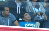 [ẢNH] Huyền thoại Maradona ngủ gật trên khán đài khi xem Messi và Argentina?