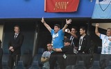 [ẢNH] Huyền thoại Maradona ngủ gật trên khán đài khi xem Messi và Argentina?