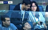 [ẢNH] Huyền thoại Maradona ngủ gật trên khán đài khi xem Messi và Argentina?