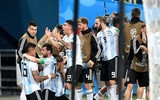 [ẢNH] Huyền thoại Maradona ngủ gật trên khán đài khi xem Messi và Argentina?