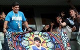 [ẢNH] Huyền thoại Maradona ngủ gật trên khán đài khi xem Messi và Argentina?