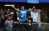 [ẢNH] Huyền thoại Maradona ngủ gật trên khán đài khi xem Messi và Argentina?
