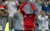 Ảnh chế cười vỡ bụng: Bị loại cay đắng, Messi rủ Ronaldo sang Việt Nam uống bia hơi giải sầu