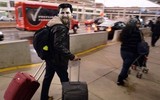 Ảnh chế cười vỡ bụng: Bị loại cay đắng, Messi rủ Ronaldo sang Việt Nam uống bia hơi giải sầu