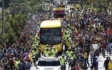 [ẢNH] Bị loại khỏi World Cup, tuyển Colombia vẫn được biển người chào đón trở về