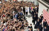 [ẢNH] Đây là cách ĐT Nhật Bản được chào đón sau khi trở về từ World Cup