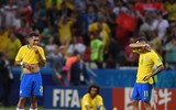 [ẢNH] Neymar nức nở gục vào vai 