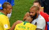[ẢNH] Neymar nức nở gục vào vai 