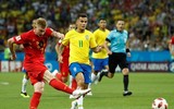 [ẢNH] Neymar nức nở gục vào vai 