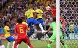 [ẢNH] Neymar nức nở gục vào vai 