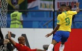 [ẢNH] Neymar nức nở gục vào vai 