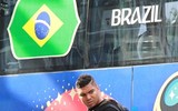 [ẢNH] Neymar buồn bã cùng đội tuyển Brazil rời nước Nga