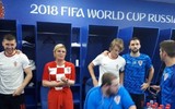 [ẢNH] Nữ Tổng thống Croatia vào tận phòng thay đồ chúc mừng kỳ tích của đội nhà