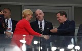 [ẢNH] Nữ Tổng thống Croatia vào tận phòng thay đồ chúc mừng kỳ tích của đội nhà