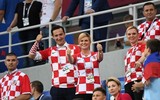 [ẢNH] Nữ Tổng thống Croatia vào tận phòng thay đồ chúc mừng kỳ tích của đội nhà