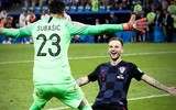 [ẢNH] Nữ Tổng thống Croatia vào tận phòng thay đồ chúc mừng kỳ tích của đội nhà