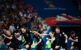 [ẢNH] Nữ Tổng thống Croatia vào tận phòng thay đồ chúc mừng kỳ tích của đội nhà