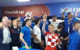 [ẢNH] Nữ Tổng thống Croatia vào tận phòng thay đồ chúc mừng kỳ tích của đội nhà