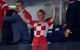 [ẢNH] Nữ Tổng thống Croatia vào tận phòng thay đồ chúc mừng kỳ tích của đội nhà