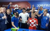 [ẢNH] Nữ Tổng thống Croatia vào tận phòng thay đồ chúc mừng kỳ tích của đội nhà