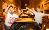 [ẢNH] Fan Croatia nướng dê trong ôtô, tưng bừng ăn mừng kỳ tích vào chung kết