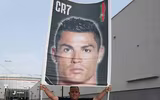 [ẢNH] Biển người háo hức chờ Ronaldo kiểm tra y tế ở Juventus