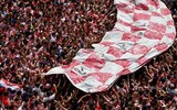[ẢNH] Ngôi sao Croatia ngọt ngào ôm hôn vợ trong lễ mừng công