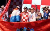 [ẢNH] Ngôi sao Croatia ngọt ngào ôm hôn vợ trong lễ mừng công