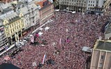 [ẢNH] Ngôi sao Croatia ngọt ngào ôm hôn vợ trong lễ mừng công