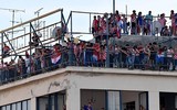 [ẢNH] Ngôi sao Croatia ngọt ngào ôm hôn vợ trong lễ mừng công
