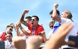 [ẢNH] Ngôi sao Croatia ngọt ngào ôm hôn vợ trong lễ mừng công