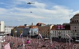 [ẢNH] Ngôi sao Croatia ngọt ngào ôm hôn vợ trong lễ mừng công