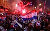 [ẢNH] Ngôi sao Croatia ngọt ngào ôm hôn vợ trong lễ mừng công