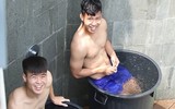 [ẢNH] Bùi Tiến Dũng, Quang Hải sảng khoái khoe thân hình cuốn hút dưới bể bơi