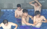 [ẢNH] Bùi Tiến Dũng, Quang Hải sảng khoái khoe thân hình cuốn hút dưới bể bơi
