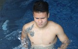 [ẢNH] Bùi Tiến Dũng, Quang Hải sảng khoái khoe thân hình cuốn hút dưới bể bơi