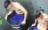[ẢNH] Bùi Tiến Dũng, Quang Hải sảng khoái khoe thân hình cuốn hút dưới bể bơi